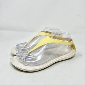 CROCS Women 8 Sexi Flip Flop Thong PALE YELLOW WHITE Serena Sandals